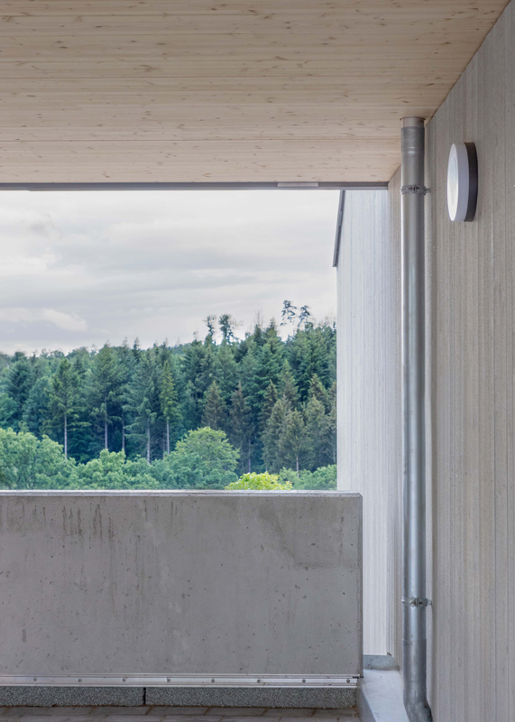 Carport mit Ausblick aus Beton und Holz Julian Wolf Architektur Mühlacker