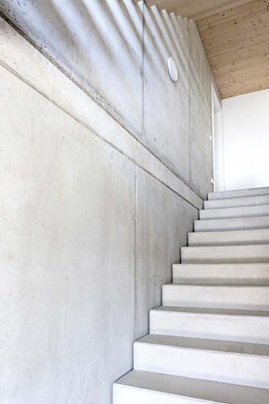Treppenhaus aus Beton und Holz Julian Wolf Architektur Mühlacker