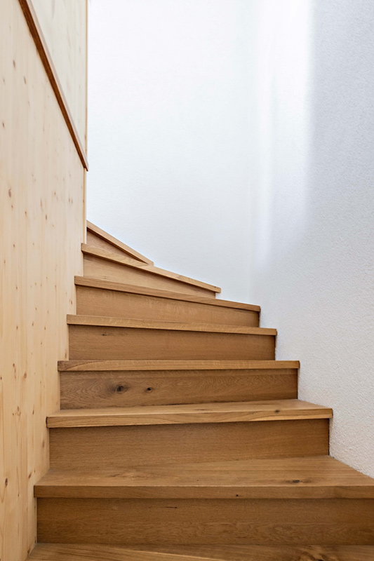 Treppe aus Holz, Julian Wolf Architektur Mühlacker