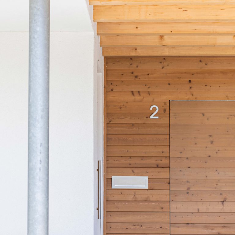 Detail Eingangsbereich aus Holz und Putz, Julian Wolf Architektur Mühlacker