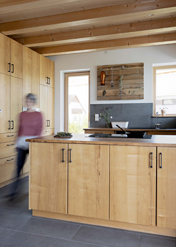 Küche aus Holz in Holzhaus, Julian Wolf Architektur Mühlacker