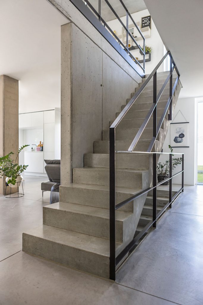Innenansicht Treppenhaus minimalistisch Julian Wolf Architektur Mühlacker