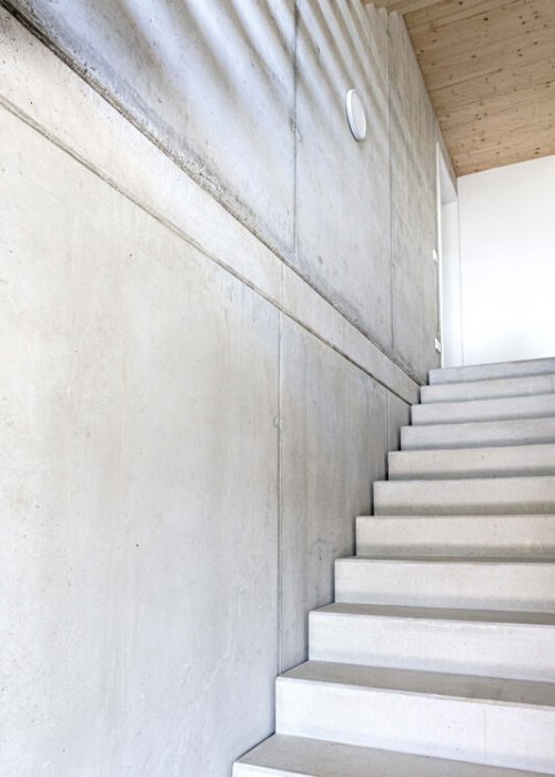 Treppenhaus aus Beton und Holz Julian Wolf Architektur Mühlacker