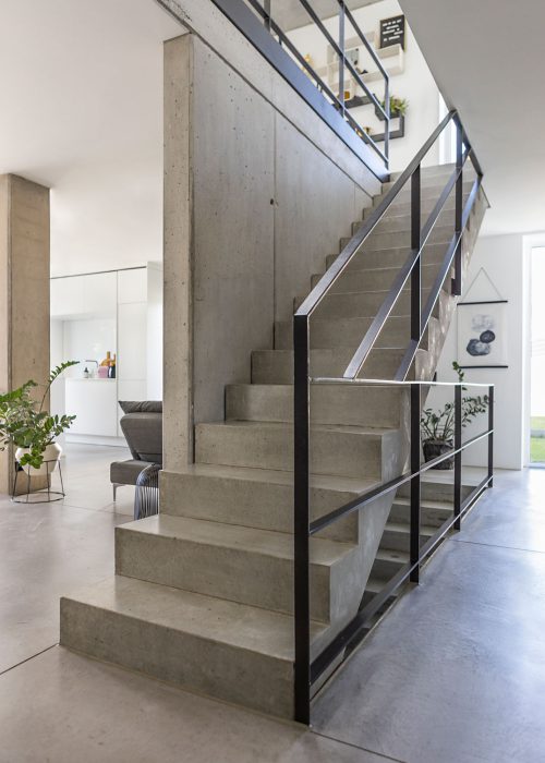 Innenansicht Treppenhaus minimalistisch Julian Wolf Architektur Mühlacker